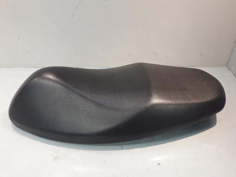 Baksidan på Sadel från en Yamaha Cygnus -2007 motorcykel.