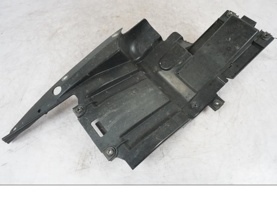 Vänster sida på Undertail från en Kawasaki ZX-6R -2006 motorcykel.