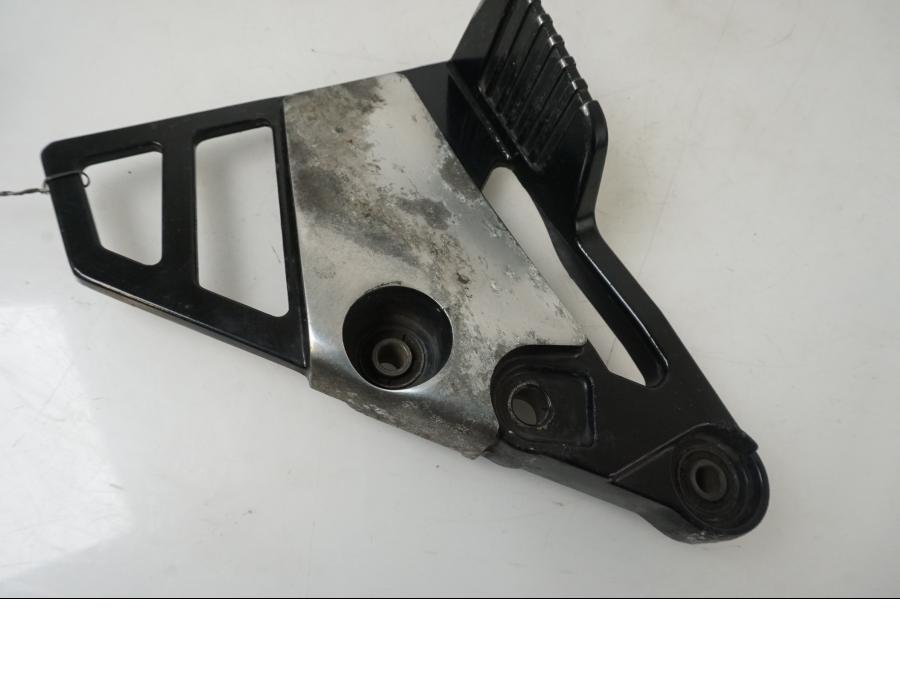 Vänster sida på Fotpinnefäste från en Yamaha FZ 750 -1988 motorcykel.