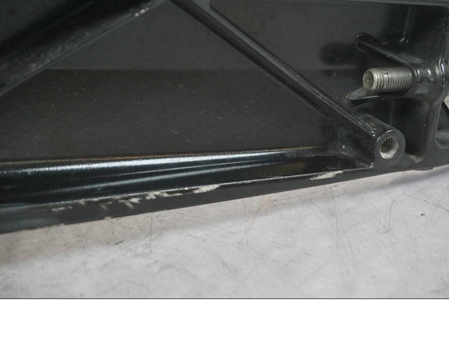 Höger sida på Sving från en KTM 690 SM R -2009 motorcykel.