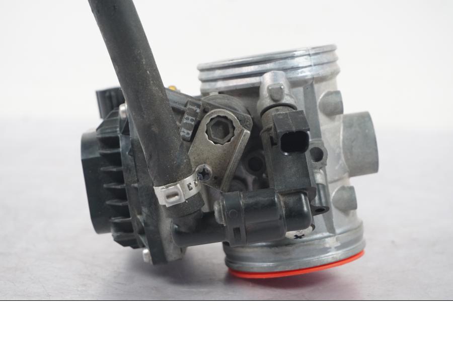 Extrabild2 på Spjällhus från en KTM 690 Duke -2015 motorcykel.