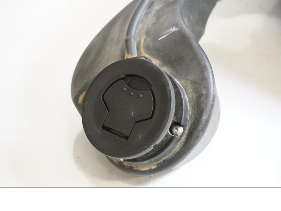 Baksidan på Bensintank från en Husqvarna TR 650 Strada -2012 motorcykel.