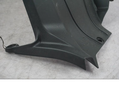 Snett nerifrån på Svingskärm från en Ducati Multistrada V4 -2024 motorcykel.