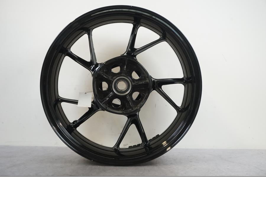 Baksidan på Fälg från en BMW S 1000 XR -2019 motorcykel.