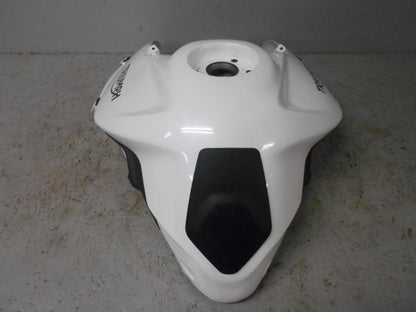 Baksidan på Bensintank från en Triumph Tiger 800 -2016 motorcykel.