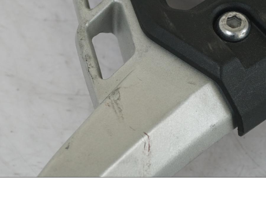 Höger sida på Passagerarhandtag från en Triumph Tiger Explorer -2013 motorcykel.