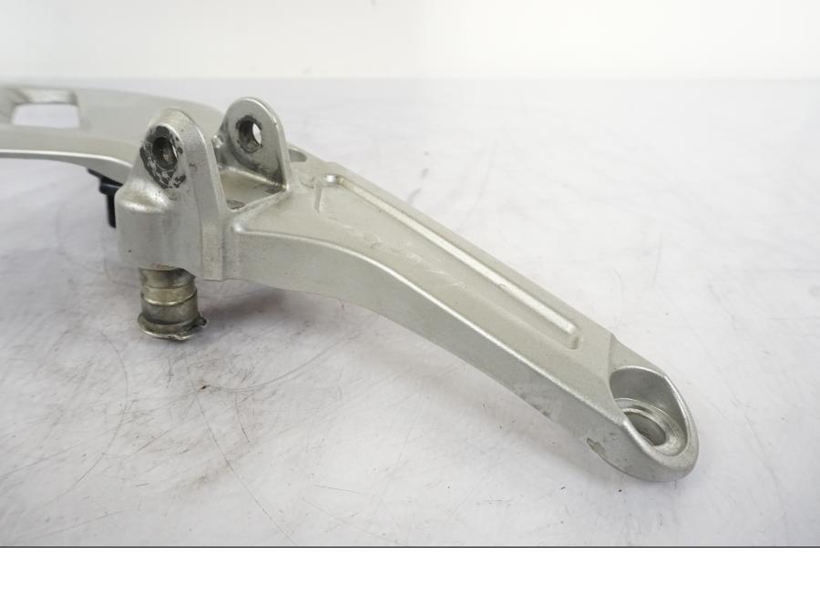 Snett nerifrån på Fotpinnefäste från en Honda VFR 1200 -2010 motorcykel.