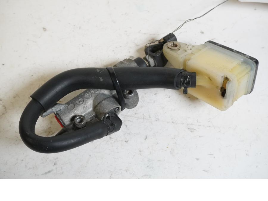 Framsidan på Bromshuvudcylinder från en Honda VTR 1000 F -1998 motorcykel.