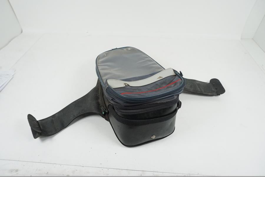 Baksidan på Väska från en Universal Universal -0 moped.