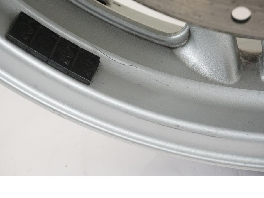 Snett uppifrån på Hjulpaket från en Honda NT 700 -2008 motorcykel.