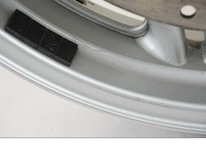 Snett uppifrån på Hjulpaket från en Honda NT 700 -2008 motorcykel.