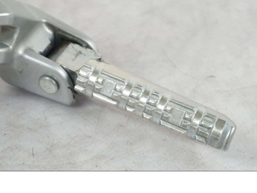 Vänster sida på Fotpinne från en Yamaha MT 125 -2017 motorcykel.