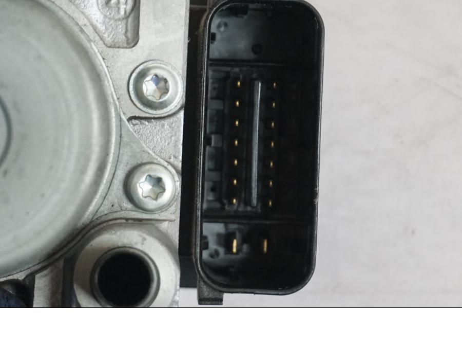 Vänster sida på ABS Modulator från en Kawasaki Z 900 -2019 motorcykel.