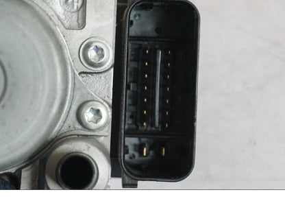 Vänster sida på ABS Modulator från en Kawasaki Z 900 -2019 motorcykel.