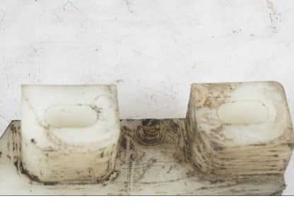 Vänster sida på Kedjeskydd från en Kawasaki KL 650A -1987 motorcykel.