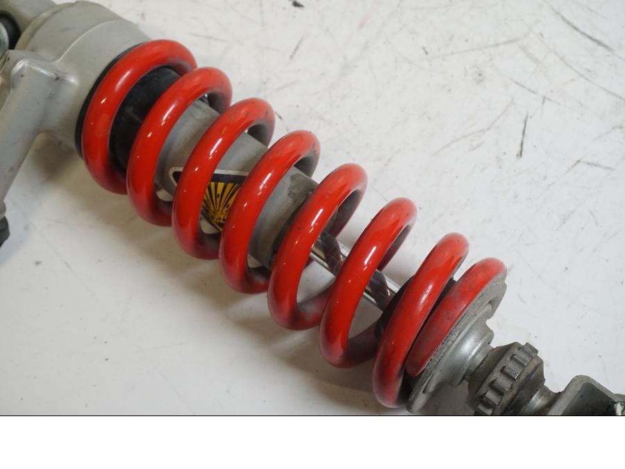 Snett nerifrån på Stötdämpare från en Yamaha XT 1200 Z -2011 motorcykel.