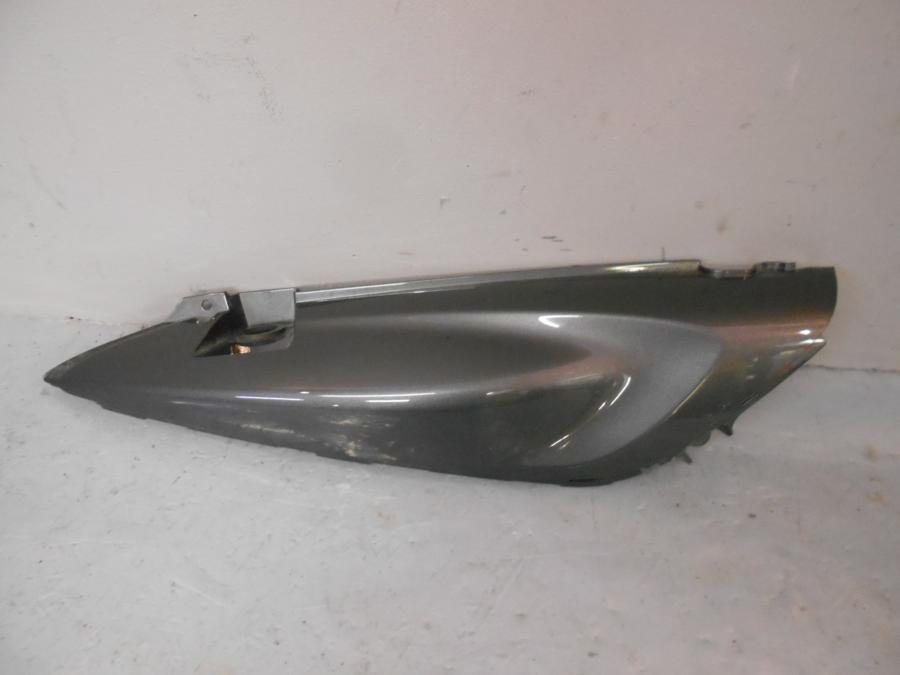 Framsidan på Bakvinge från en Suzuki DL 650 -2013 motorcykel.