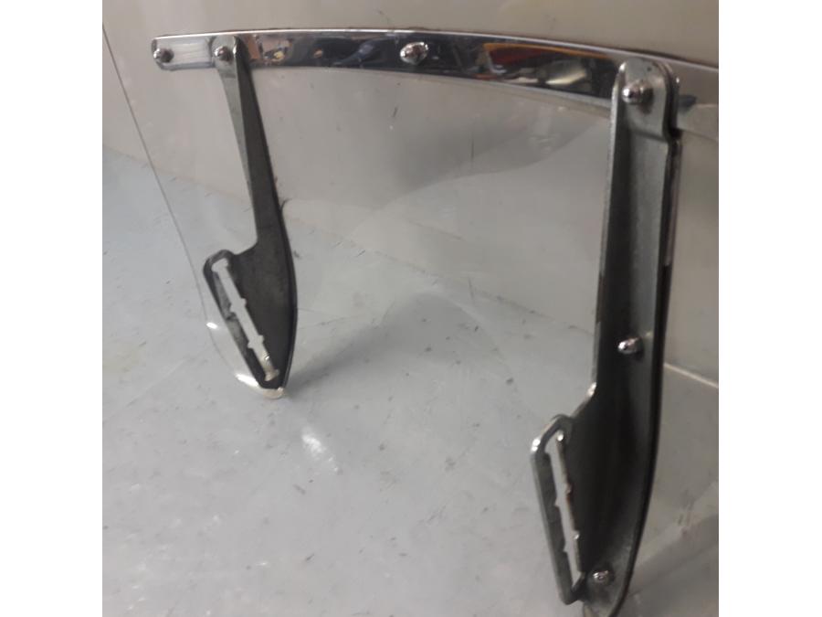 Vänster sida på Vindruta från en H-D Harley diverse -2010 motorcykel.