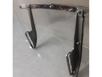 Vänster sida på Vindruta från en H-D Harley diverse -2010 motorcykel.