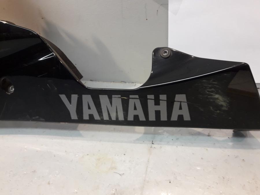 Baksidan på Magkåpa från en Yamaha YZF R6 -2006 motorcykel.
