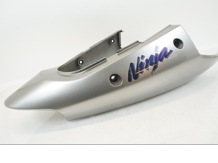 Snett uppifrån på Bakvinge från en Kawasaki ZX-12R -2000 motorcykel.