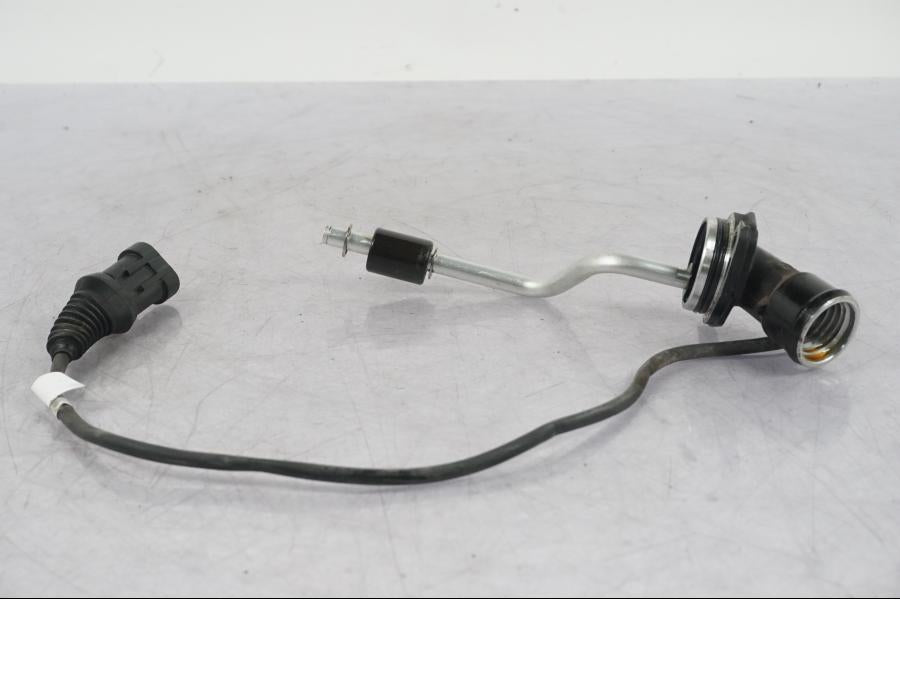 Framsidan på Oljenivågivare från en KTM 1290 Super Adventure R -2018 motorcykel.