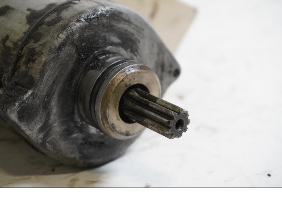 Baksidan på Startmotor från en Yamaha XTZ 750 -1989 motorcykel.