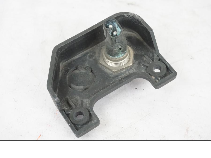 Baksidan på El uttag 12 V från en BMW K 1100 LT -1999 motorcykel.