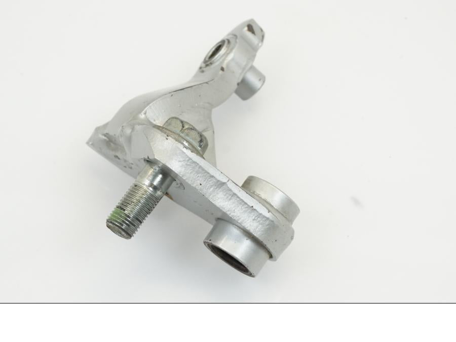 Höger sida på Fotpinnefäste från en Honda XRV 750 -2003 motorcykel.