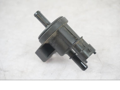 Höger sida på Fuel Evap System från en KTM 1290 Super Adventure S -2022 motorcykel.