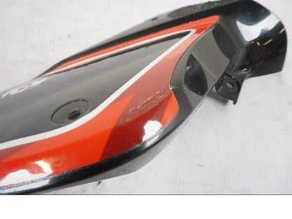 Snett nerifrån på Magkåpa från en Yamaha YZF-R 125 -2008 motorcykel.