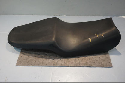 Framsidan på Sadel från en Honda NSR 125 -1998 motorcykel.