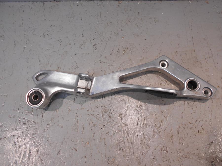 Framsidan på Fotpinnefäste från en Yamaha TDM 850 -1999 motorcykel.