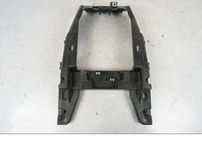 Baksidan på Sadelfäste från en BMW R 850 R -2004 motorcykel.