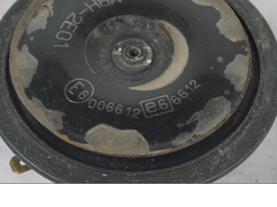 Baksidan på Signalhorn / Tuta från en Honda CBR 1100 XX -1999 motorcykel.