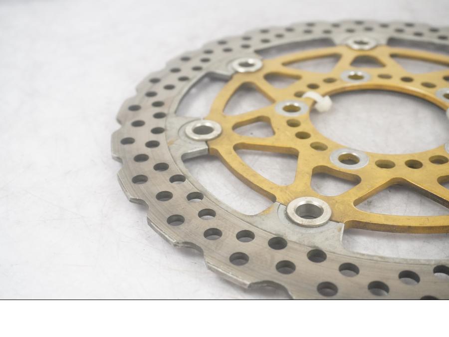 Baksidan på Bromsskiva från en Kawasaki ER-6N -2006 motorcykel.