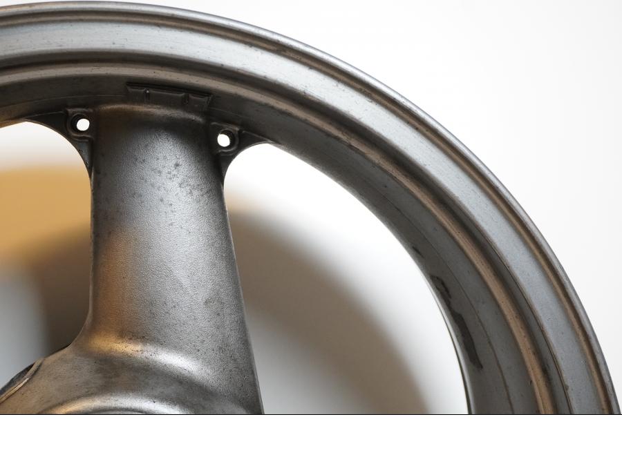 Vänster sida på Fälg från en Kawasaki ZX-9R -1994 motorcykel.