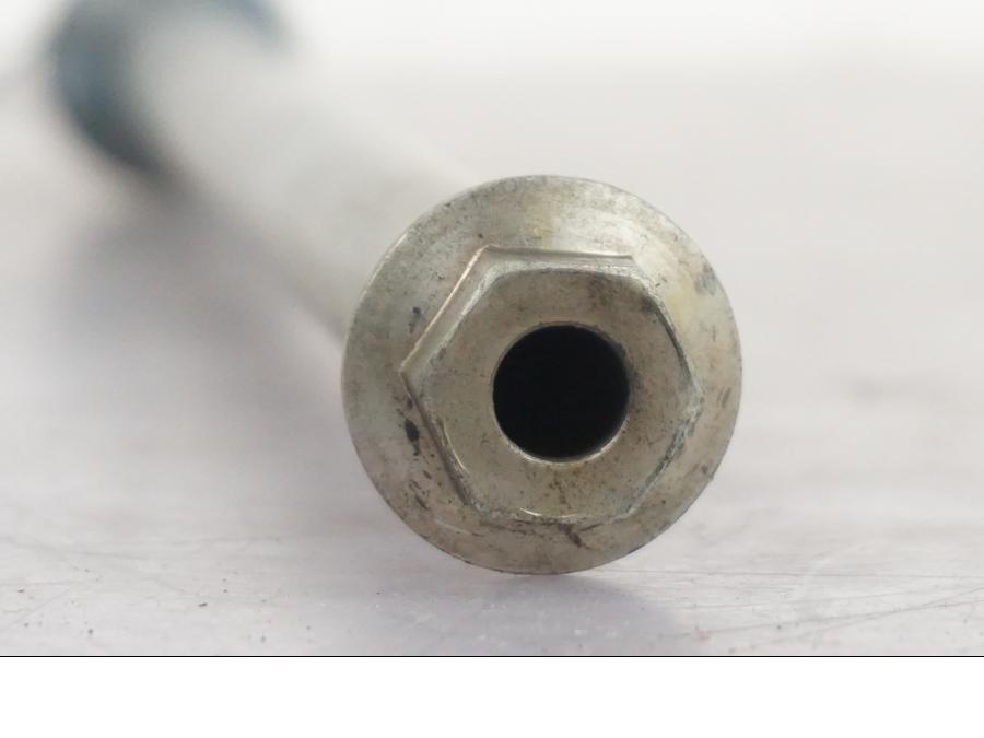 Snett uppifrån på Axel från en Triumph Tiger -2009 motorcykel.