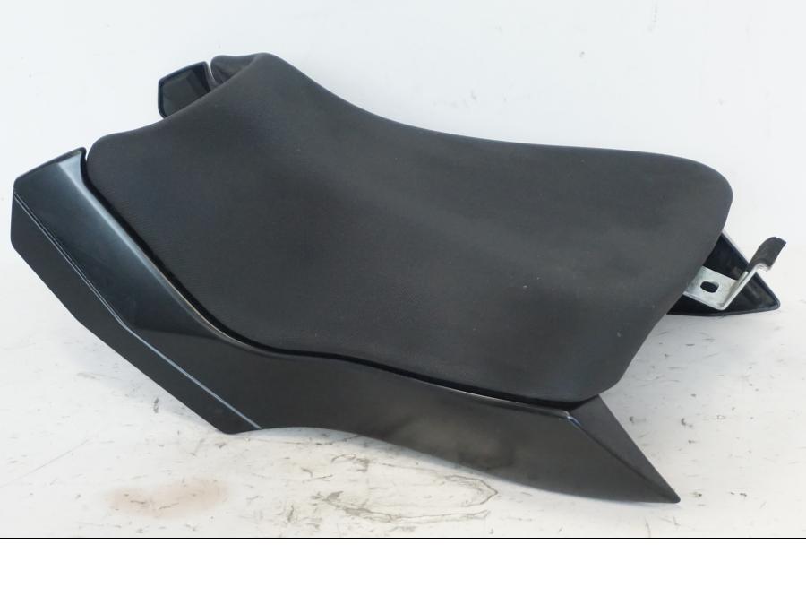 Höger sida på Sadel från en Kawasaki ER-6N -2012 motorcykel.