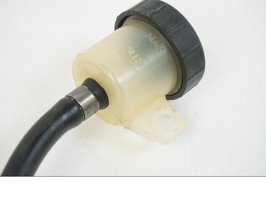 Snett uppifrån på Bromshuvudcylinder från en BMW F 650 CS -2002 motorcykel.