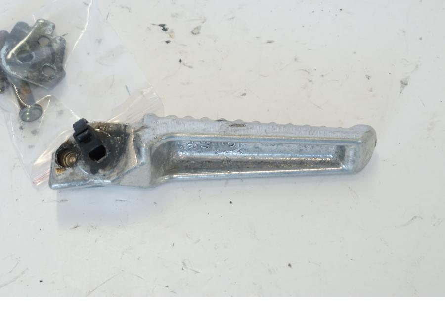 Höger sida på Fotpinne från en Honda CBR 900 RR -2001 motorcykel.