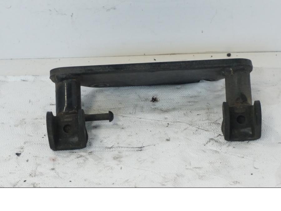 Framsidan på Fotplattefäste från en Kawasaki VN 1500 -1996 motorcykel.