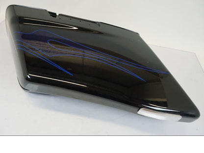 Vänster sida på <p>Sidoväska vänster från HD Street Glide FLHXSE CVO, Landslide. Repor samt mindre jack se bilder.</p>

<p>Bra skick.</p> motorcykel.