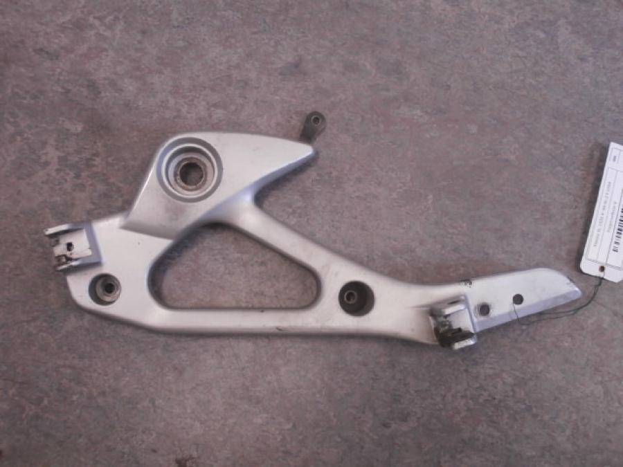 Framsidan på Fotpinnefäste från en Honda XL 1000 V -1999 motorcykel.