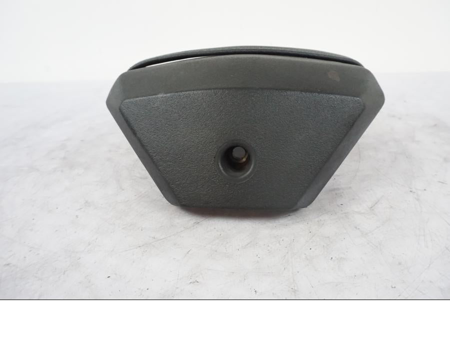 Snett nerifrån på Sadel från en Yamaha YZF-R 125 -2008 motorcykel.