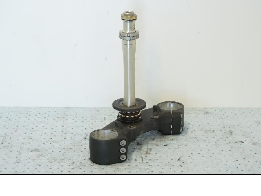 Framsidan på Gaffelkrona från en Suzuki GSX 1300 BK -2008 motorcykel.