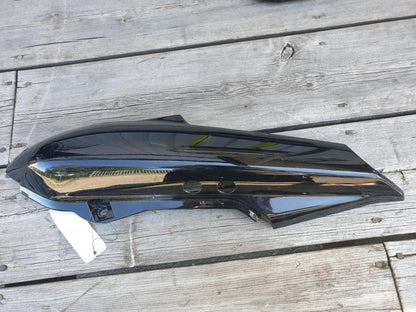 Höger sida på Bakvinge från en Yamaha FZ-S 600 -2001 motorcykel.