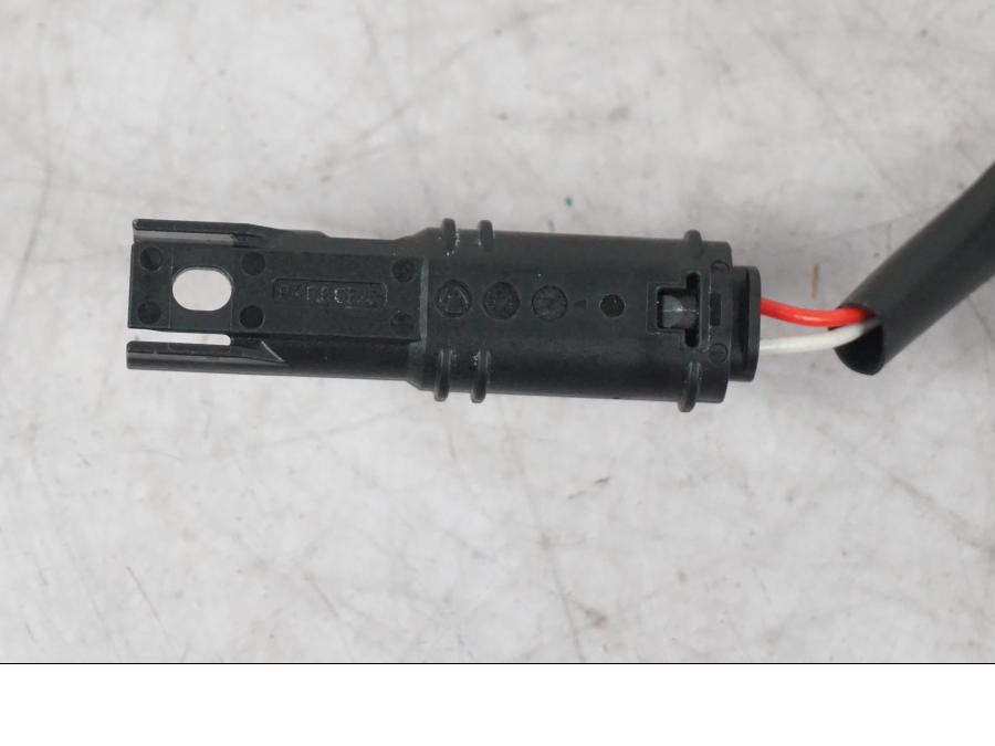 Snett uppifrån på Bromsljuskontakt från en Ducati Multistrada V4 -2024 motorcykel.