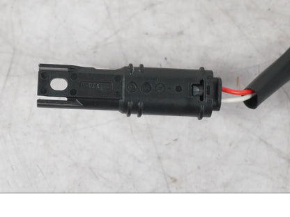 Snett uppifrån på Bromsljuskontakt från en Ducati Multistrada V4 -2024 motorcykel.