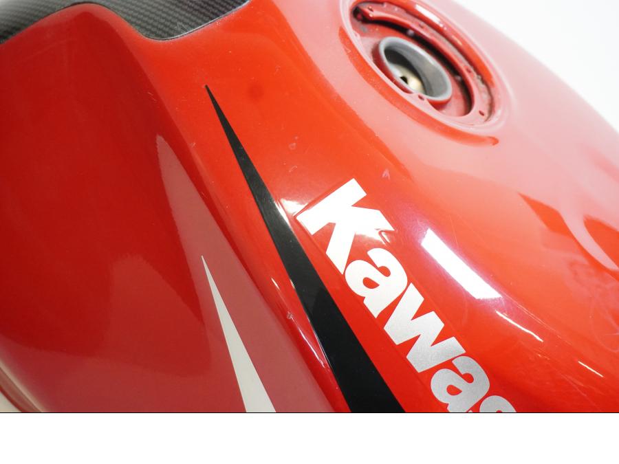 Höger sida på Bensintank från en Kawasaki ZX-6R -1999 motorcykel.